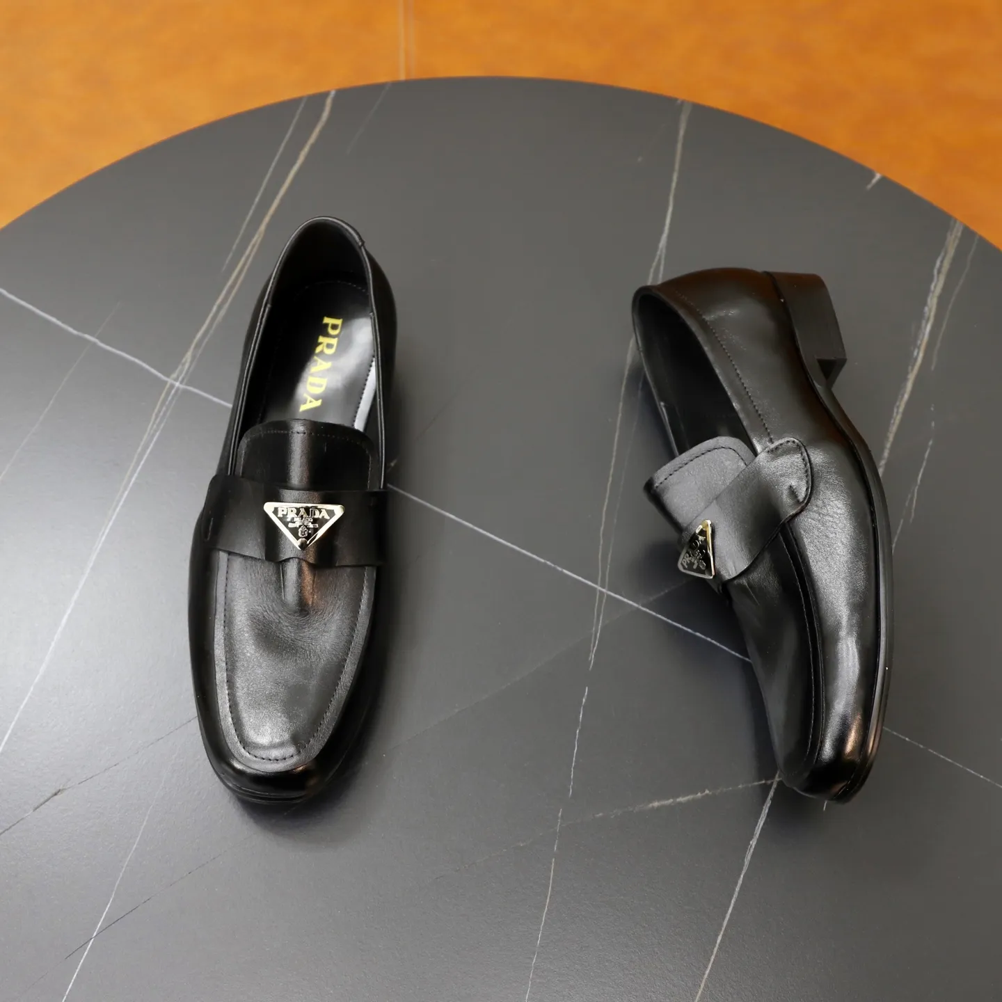 Ex-factory price: 520💰[PRADA] Prada's new casual men's shoes are launched in Hong Kong counters. Official website 1:1 production. Italian washed cowhide + water-dyed leather lining. Designed by European and American masters. Perfect shape to create counter quality, solid color rubber wear-resistant outsole and classic dazzling head! Super versatile and very comfortable. High-end without losing taste, fashionable and novel! ! Absolute focus! 3 colors available! Code number 38-45